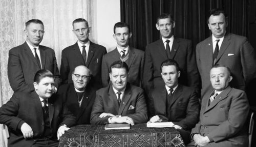 Het Volendambestuur dat gedurende het seizoen 1961-1962 zitting nam met boven v.l.n.r. Hein Schilder (Madoet), Fruk Tuijp, Wim Boelsz, Klaas Koning (Not) en Joop Duin; onder v.l.n.r. penningmeester Cees Tuijp (Jantien), geestelijk adviseur pastoor De Lange, voorzitter Arnold Mühren, secretaris Jan Plat en Wim