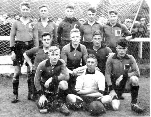 1934-1935 Volendam 3, kampioen 1e klasse NHVB Piet Smit (kaan) – Tol (ditje) – Jan Veerman (kleine kopere) – Jan Jonk (pé) – Bakker Runderkamp – J. Kras  (jens) – Siem Kemper – Jp. Veerman (poppekast) – Jintje Bond (sport) – Dirk Plat – K Mooijer (bakhuijs)