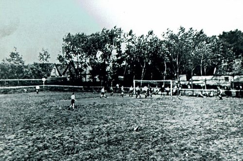 De R.K. Voetbalclub Volendam is in 1920: Opgericht onder  toezicht van de katholieke kerk  Het nieuwe veld in De Meer, achter de kerk, werd officieel geopend op 25 maart 1923,  Een beeld van het oude veld in De Meer. Het was toen nog een weiland, dat vóór elke wedstrijd in orde gemaakt moest worden.
